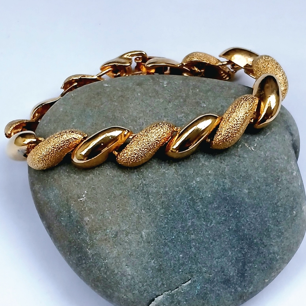 Vintage Textured & Polished Gold Tone Chunky Links Bracelet